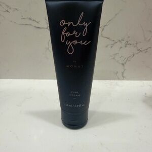 Monat Black Curl Cream